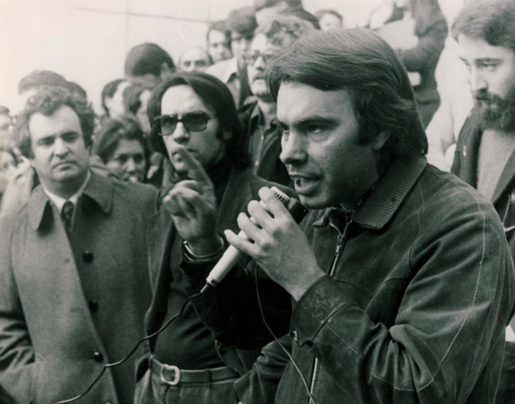 Afíliase ao PSOE (Partido Socialista Obreiro Español), durante a clandestinidade deste.