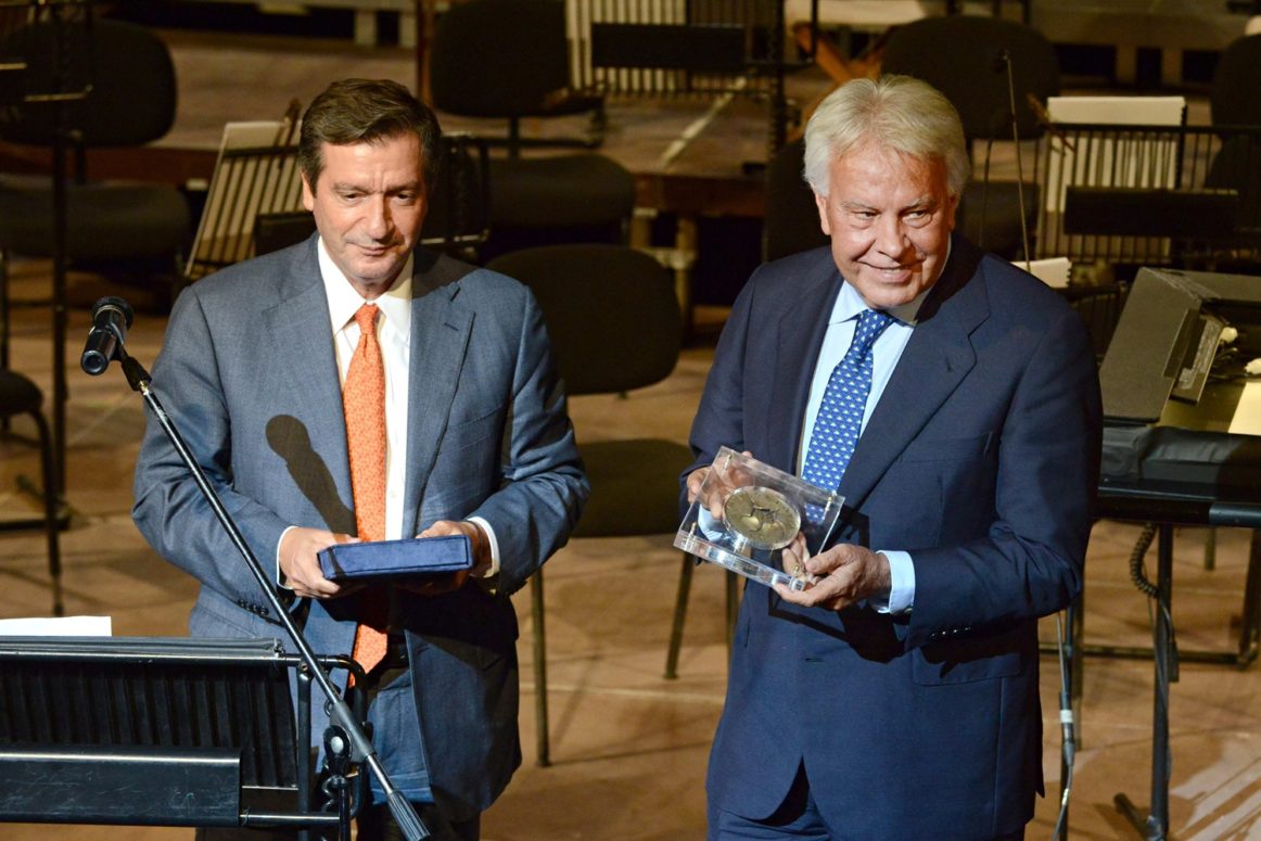 Felipe González recibe el Premio de Democracia de la Ciudad de Atenas