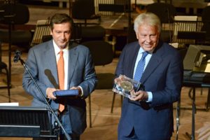 El expresidente del Gobierno español Felipe González ha recibido de manos del alcalde de Atenas, Georgios Kaminis, el Premio de Democracia de la Ciudad de Atenas.